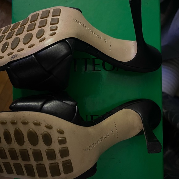 Gently worn size 38 original box and dust bags included - Picture 4 of 6